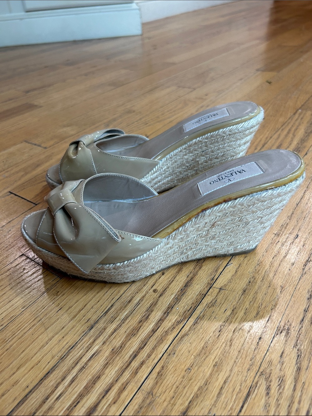 Valentino Size 38 Nude Patent Bow Espadrille Wedge Sandals - Picture 4 of 7